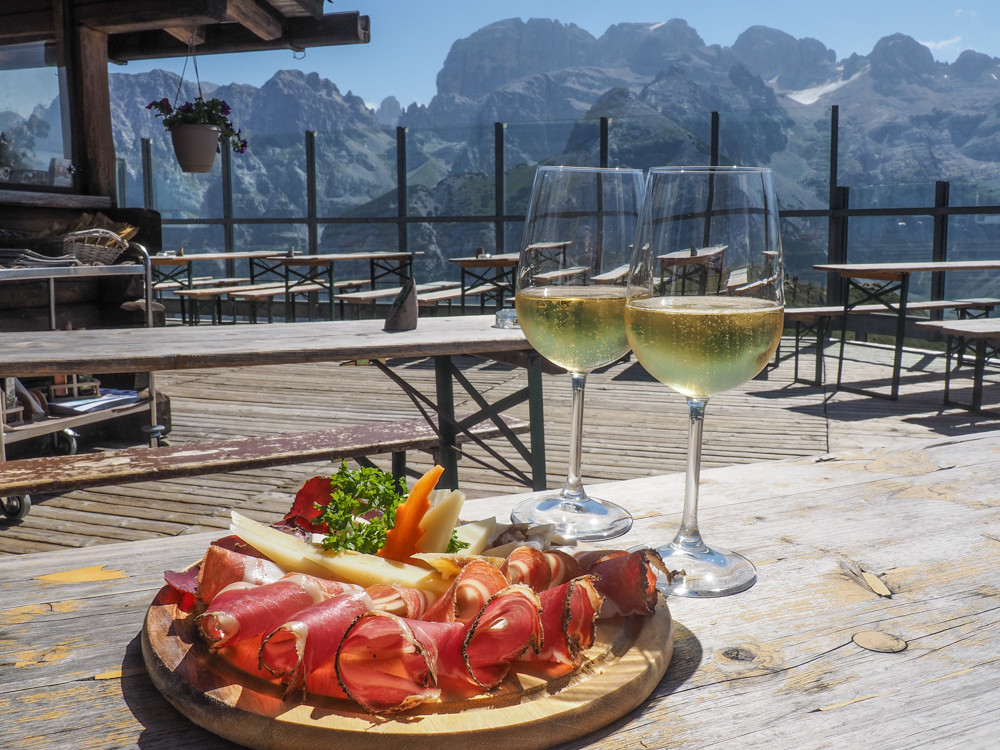 Aperitief bij terrazza panoramica bij Rifugio Doss del Sabion © Claudia Zanin